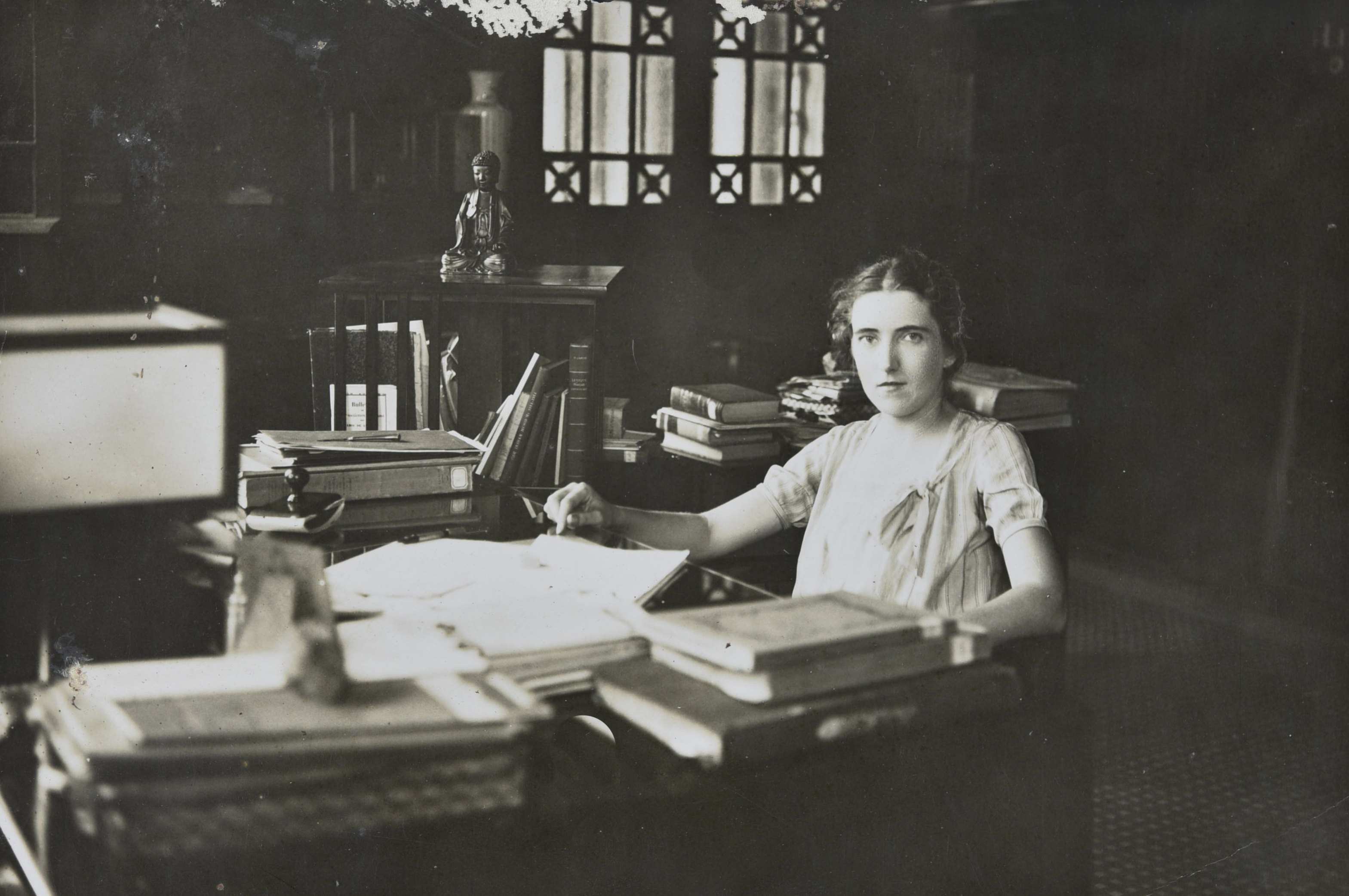 photographie de Mme Roumégous au musée Blanchard de la Brosse à Saïgon en 1930 ou 1931