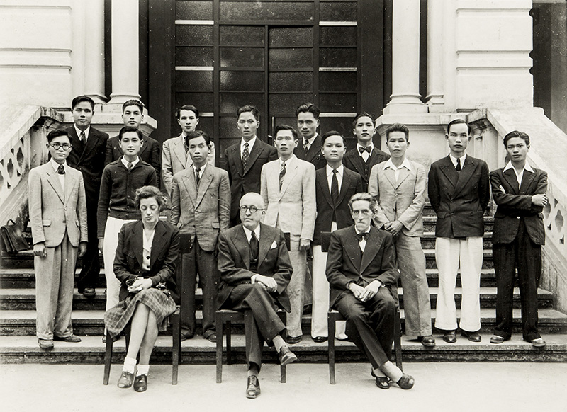 photographies extraites du 86 APOM 105. Album des promotions des secrétaires archivistes et bibliothécaire 1942-1943 et 1943-1944 (Simone est assise à côté de Paul Boudet)