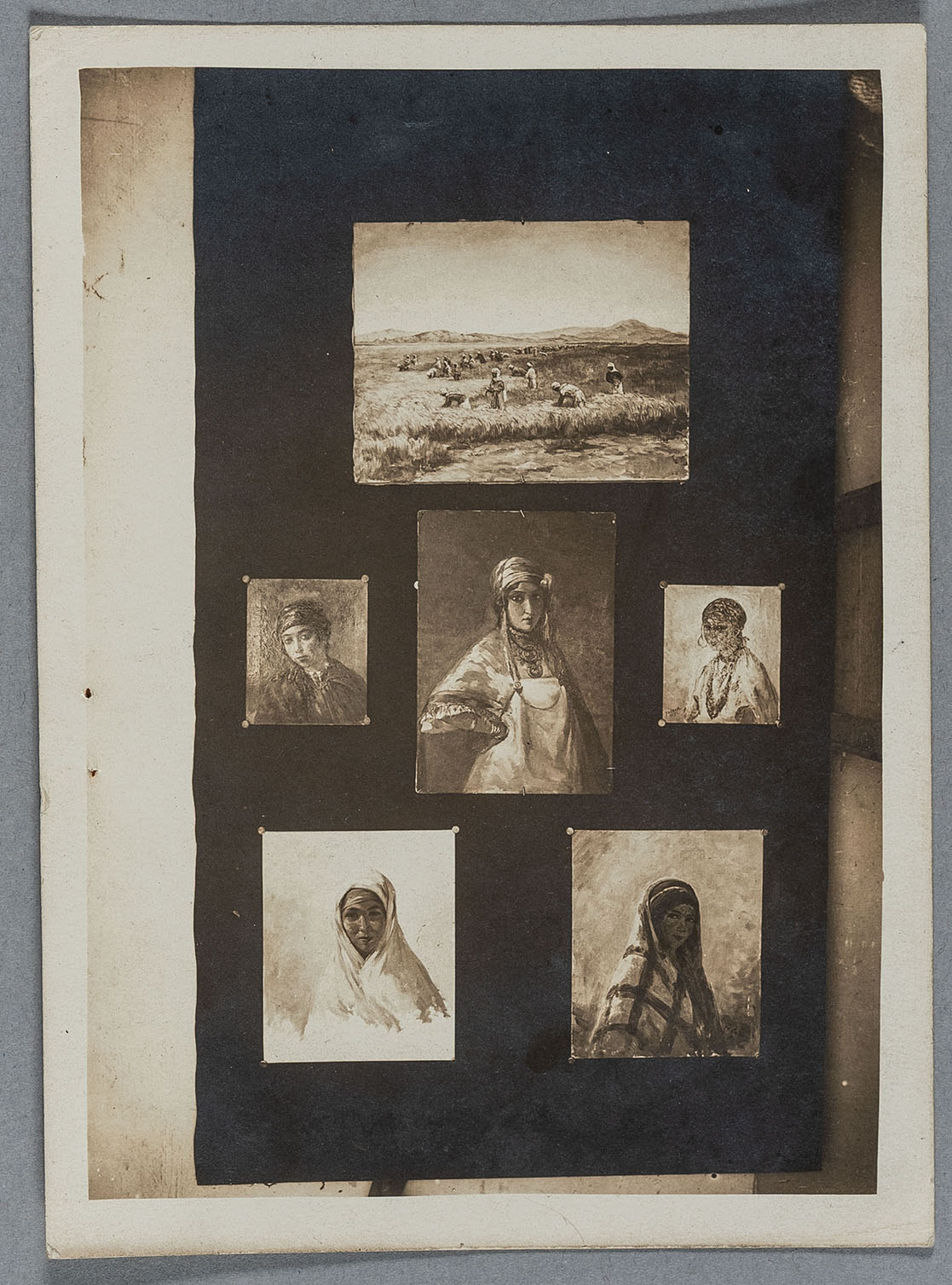 Photographie de tableaux réalisés par Yo Laur pendant sa mission en Algérie.