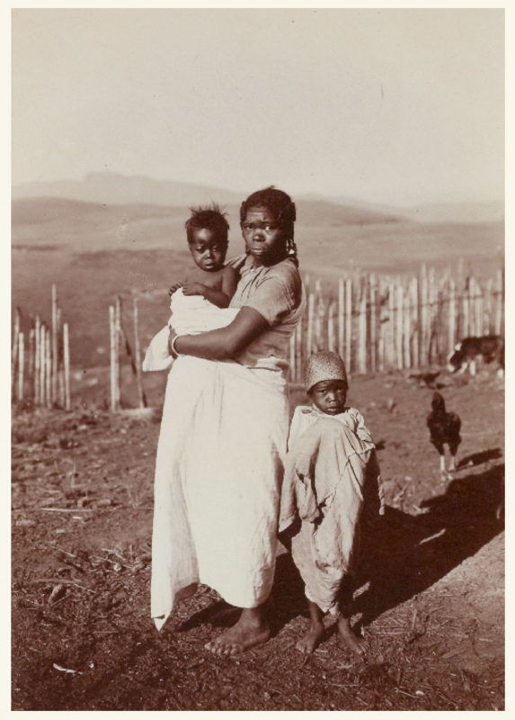Antoetra. Femme zafimaniry et ses enfants