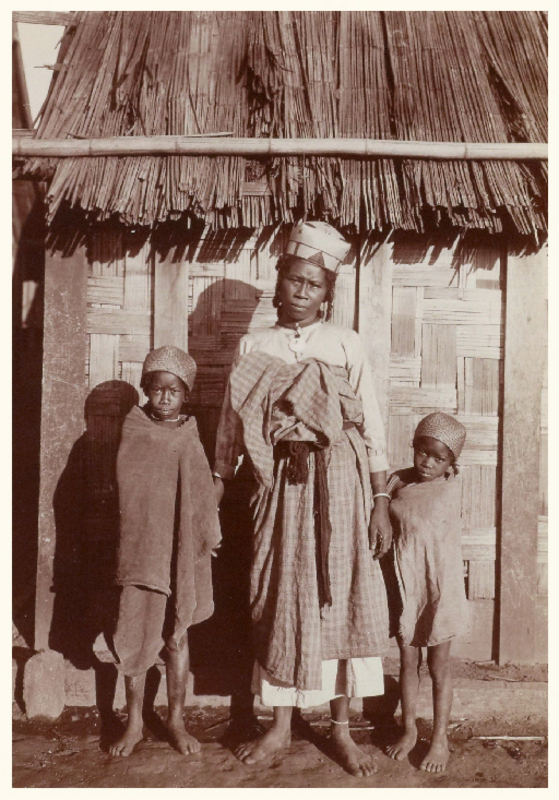 Antoetra. Femme zafimaniry et ses enfants