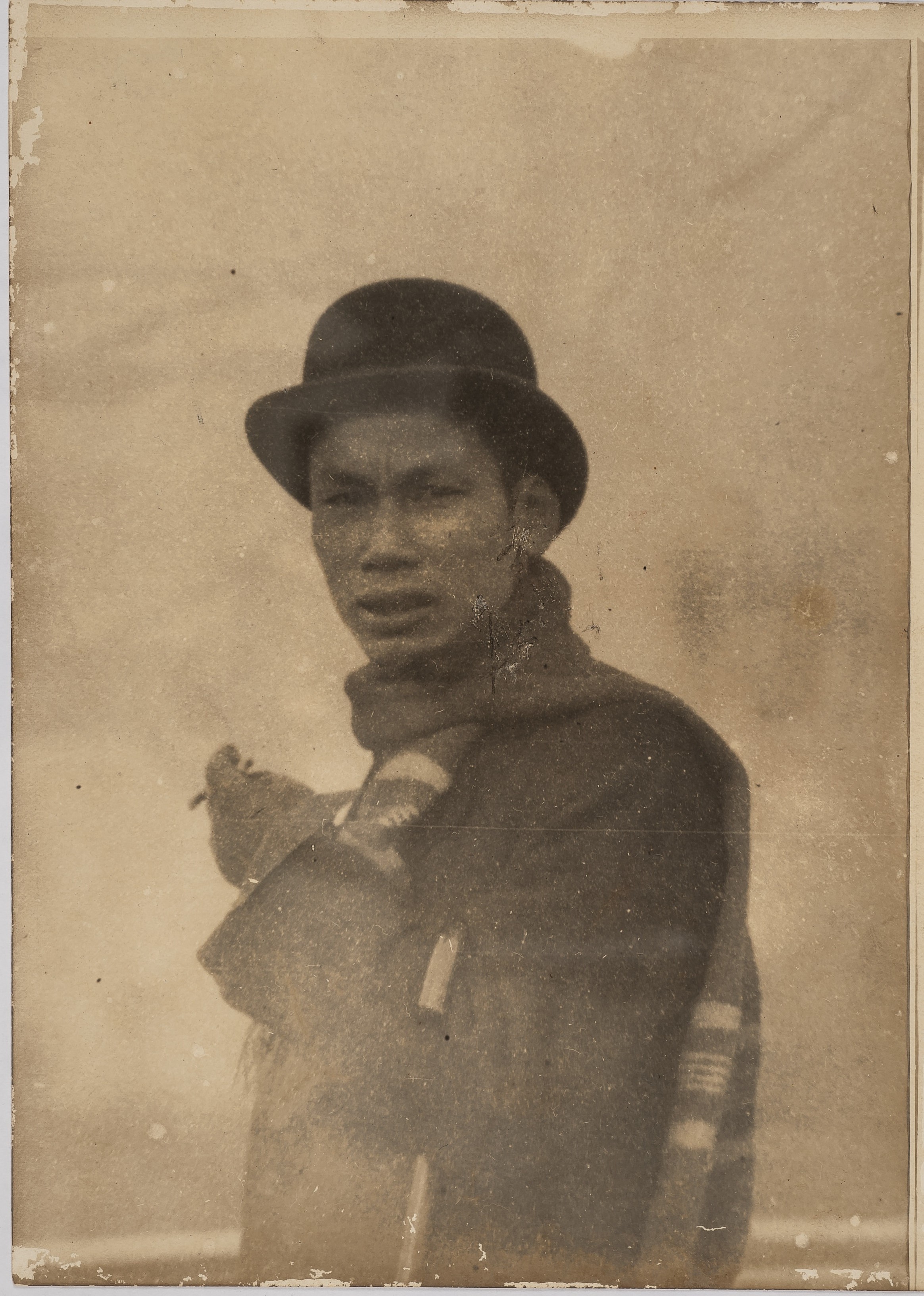 6 HCI 364 : Photographie de Nguyen Ai Quôc à Paris, v. 1923, dossier de surveillance de Nguyen Ai Quôc 