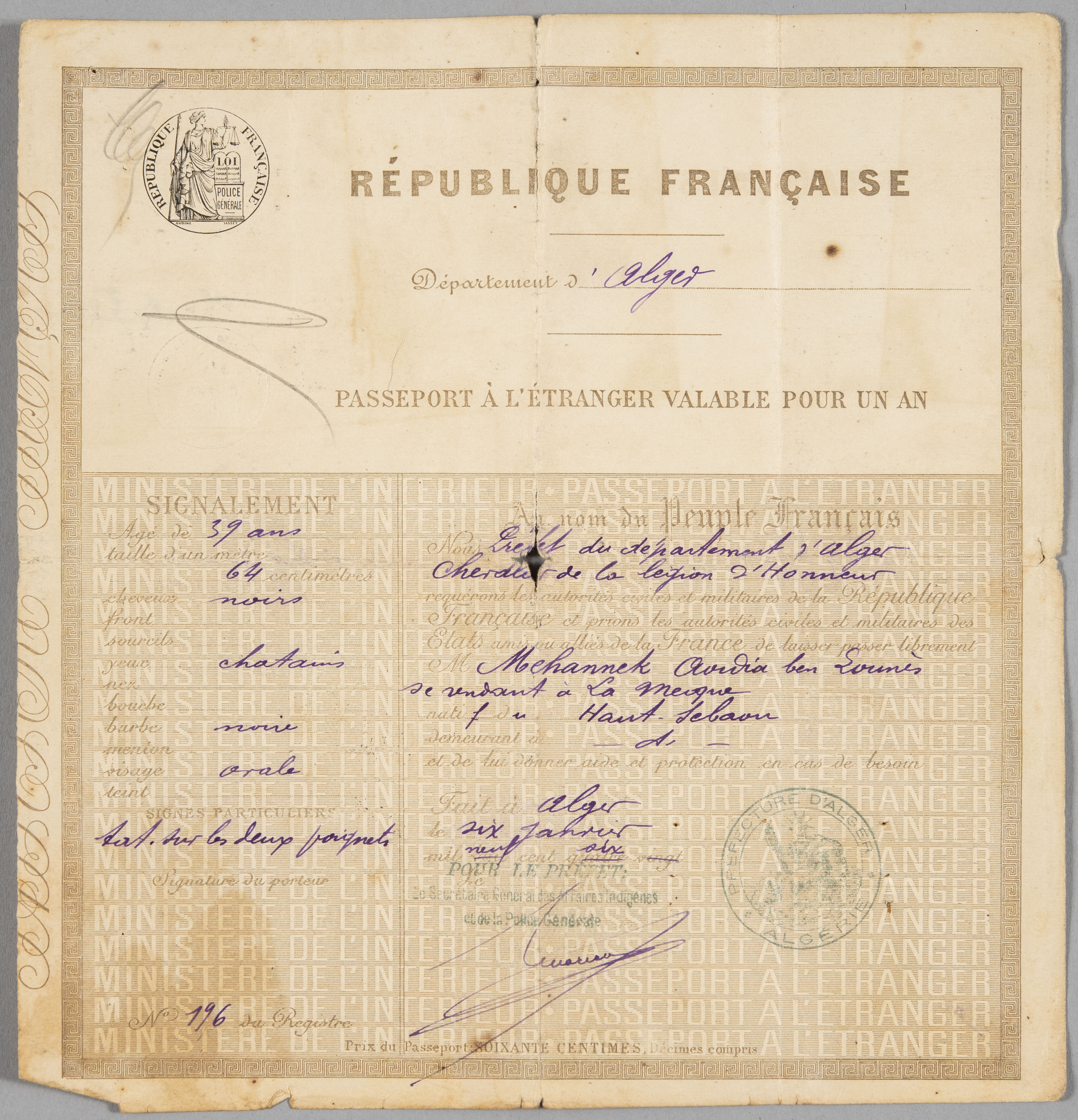 GGA 16H 102. Passeport délivré le 6 janvier 1906 à un pèlerin se rendant à La Mecque. Il est visé au dos : « Vu au consulat de France à Djeddah. Bon pour La Mecque ».