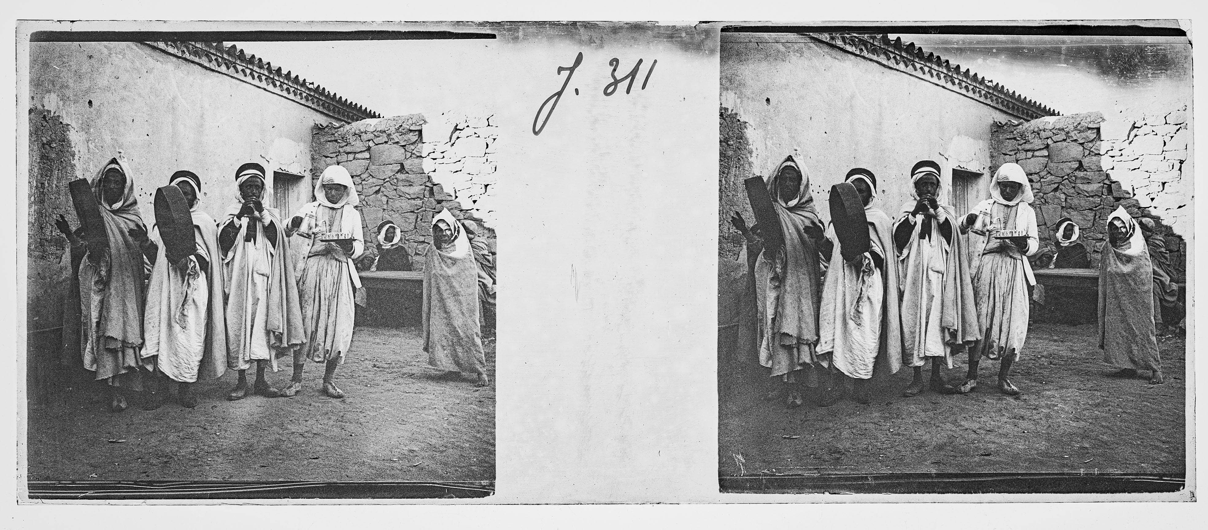 Les musiciens arabes à un mariage, [Géryville], 17 mars 1905, plaques stéréoscopiques