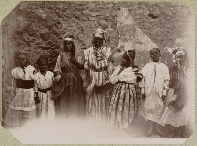 Algérie. [Femmes et d'enfants en costume d’Ammi-Moussa 1895-1896]