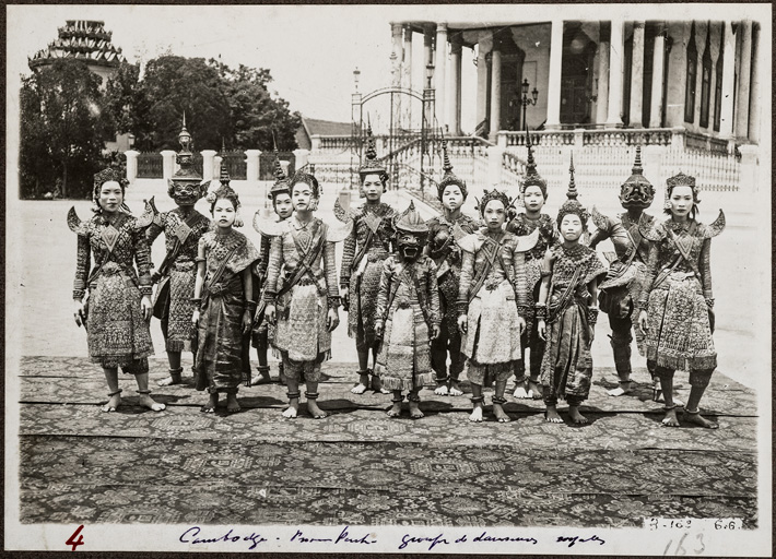 Phnom Penh, groupe de danseuses royales, sans date - 31Fi K23/01N16