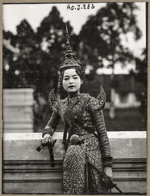Phnom Penh, portrait de danseuse, sans date - 31Fi K23/07N02
