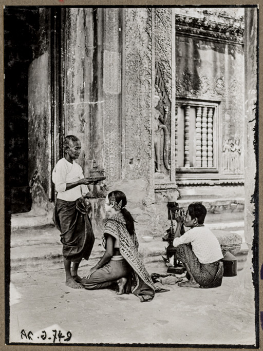 Phnom Penh, préparatifs d’une danseuse, sans date - 31Fi K8/39N04