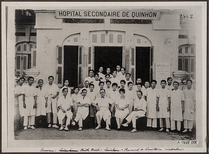 Hôpital secondaire de Quinhon (centre du Vietnam actuel), personnel de l’assistance médicale (FR ANOM 31Fi A41/1N2)