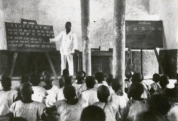 Leçon d'écriture, école de Koudougou (Burkina Faso), vers 1950. FR ANOM 30Fi47/34