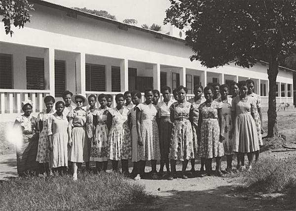Groupe de normalienne recevant une normalienne de Paris, école normale d'Atakpamé (Togo),1953. FR ANOM 30Fi54/13