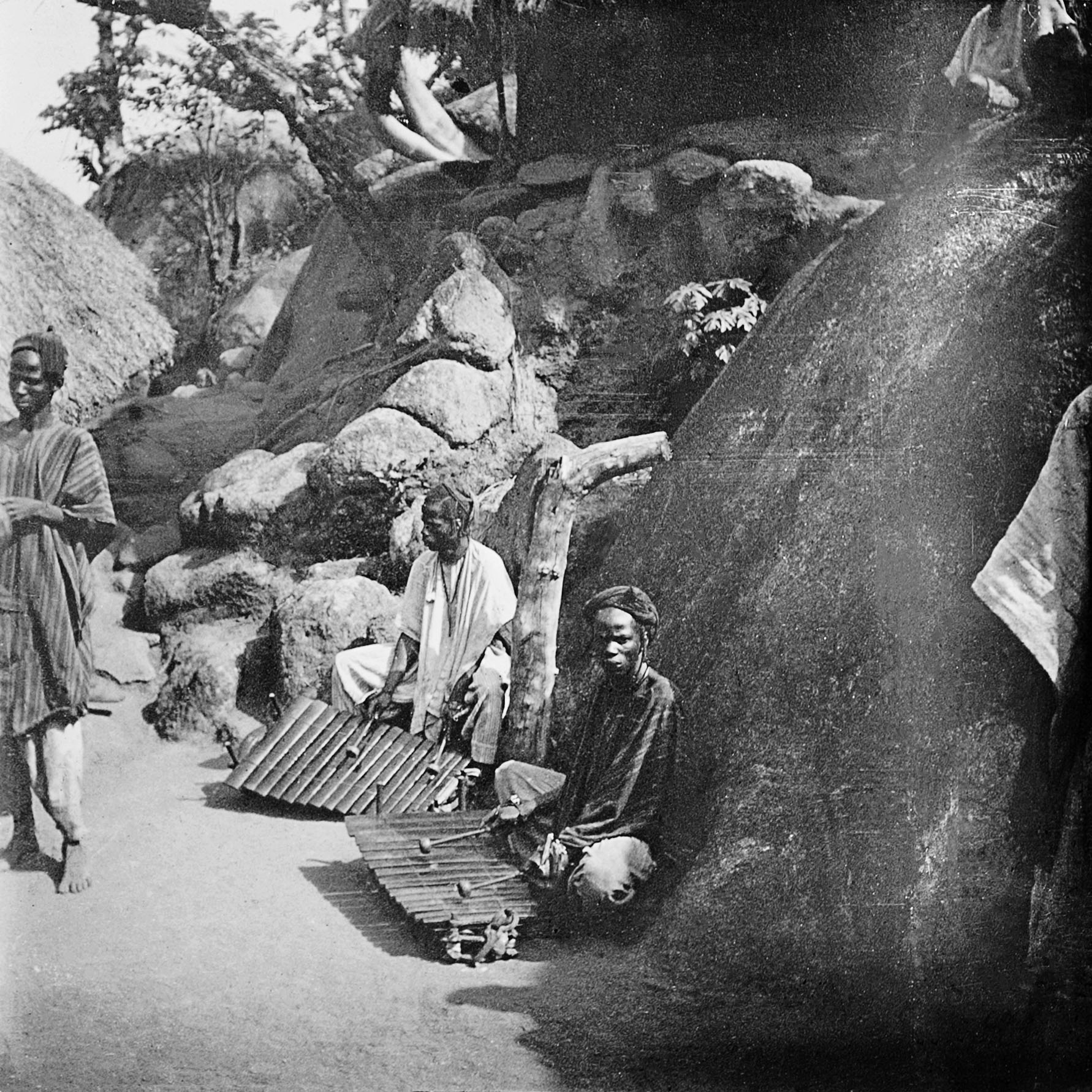 Joueurs de balafon dans le village de Sarafinian, 11 février 1899. FR ANOM 27Fi 3