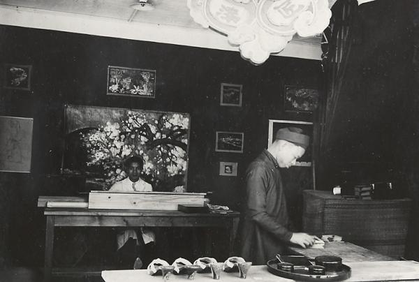 Un atelier de laqueurs (1921-1935). Photographie de Busy (Léon) (1874-?) provenant du fonds de l’Agence économique de la France d’outre-mer