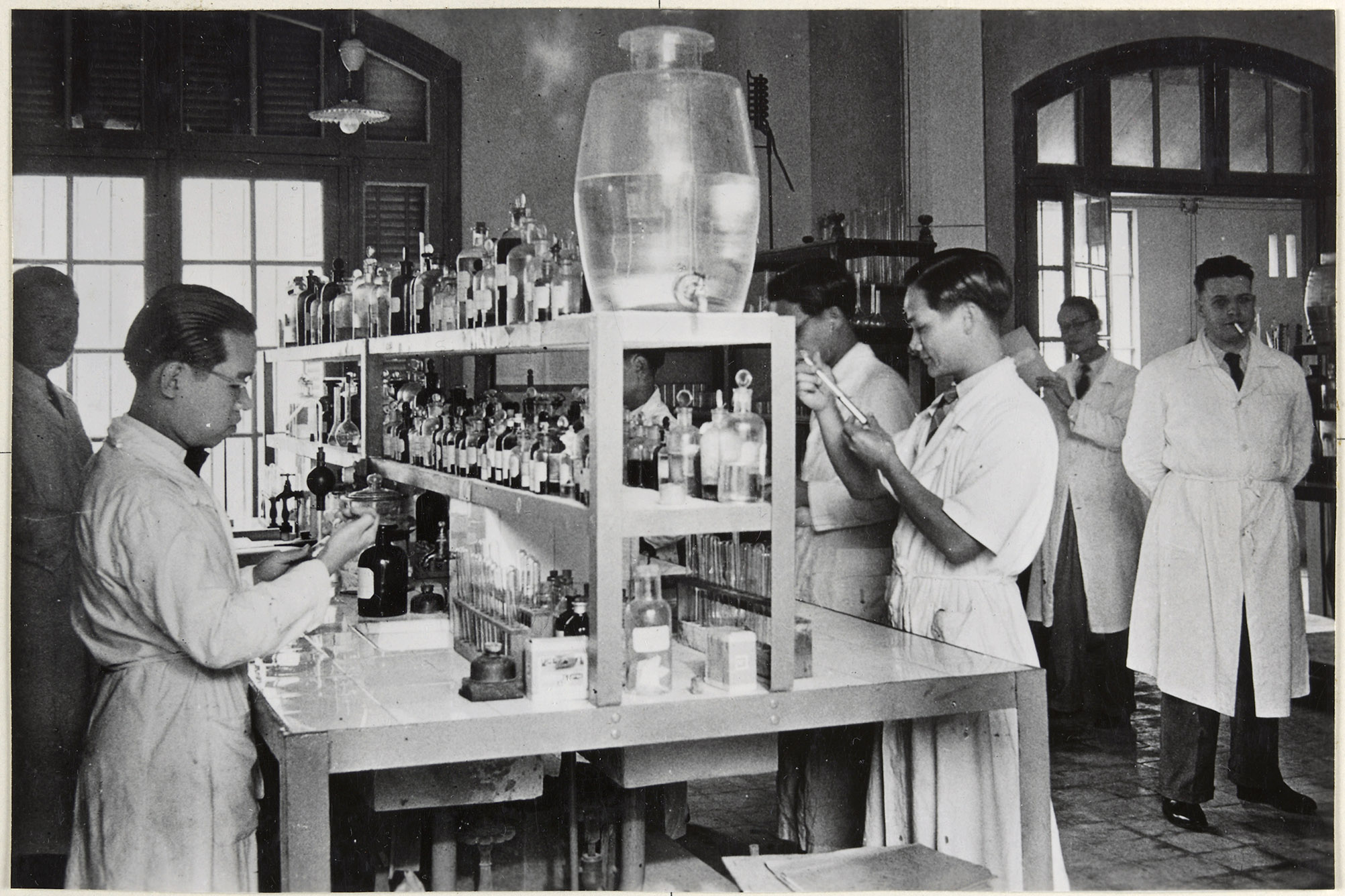 Laboratoire de pharmacie d'Hanoï, vers 1930