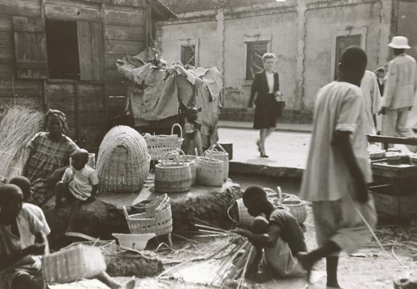 Vanniers. Cliché réalisé par Germaine Krull, 1944. FR ANOM 30Fi25/26