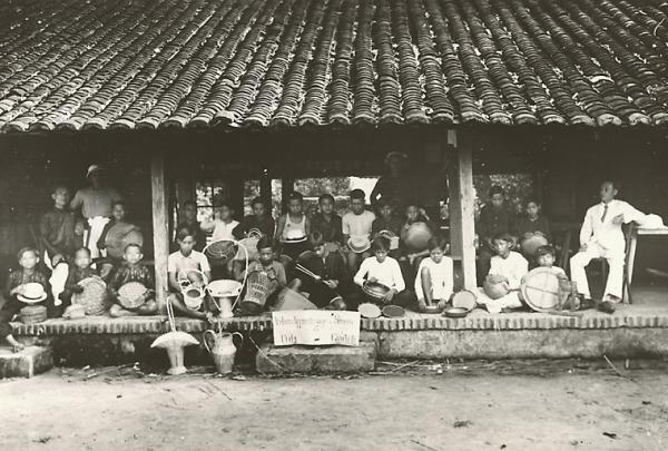 Atelier d'apprentissage de vannerie de Cuchi, Indochine. Auteur : Léon Busy. 1921-1935. FR ANOM 30Fi104/66