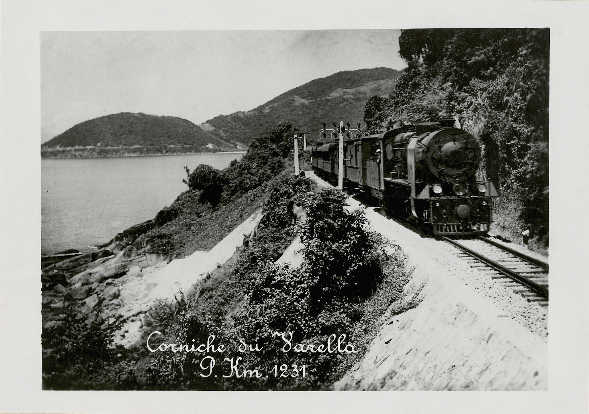 Train sur la corniche du Cap Varella (Cochinchine), 1920/1935 (30 Fi 115N25)