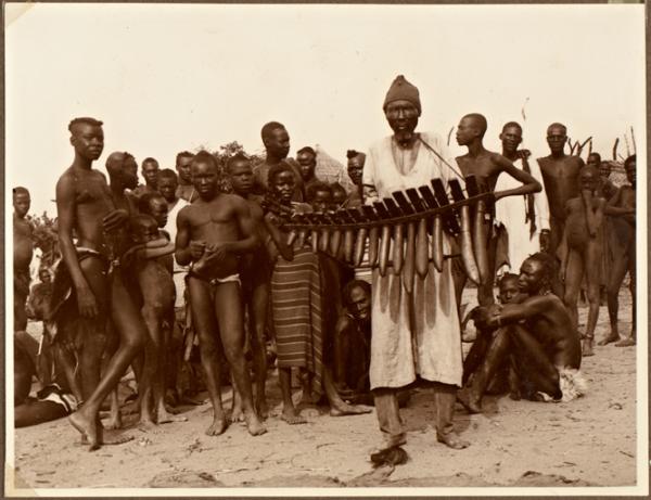 Joueur de balafon. Auteur : Pierre Gramain. 1930-1940. FR ANOM 8Fi345E/22