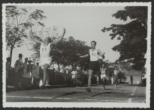 Arrivée d’une course de sprint en Martinique (Fort-de France) vers 1945-1947, par Diédad (Raoul), FR ANOM 31Fi52/208