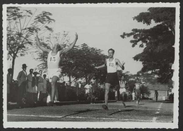 Arrivée d’une course de sprint en Martinique (Fort-de France) vers 1945-1947, par Diédad (Raoul), FR ANOM 31Fi52/208 Arrivée d’une course de sprint en Martinique (Fort-de France) vers 1945-1947, par Diédad (Raoul), FR ANOM 31Fi52/208