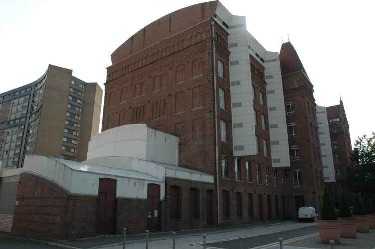 accès donnant à l'arrière du bâtiment