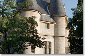 Olivier de Clisson, successeur du connétable de France, Bertrand du Guesclin, fit construire un hôtel particulier à partir de 1371, à l’extérieur des remparts de Philippe-Auguste, au cœur du chantier du Temple, aujourd’hui le Marais.