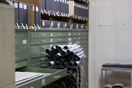 La section a avant tout la garde d'une collection de cartes (manuscrites, gravées, voire imprimées,du XVIe au XIXe siècle) issue à l'origine des saisies révolutionnaires, et des plans (souvent manuscrits, mais aussi gravés, allant de la fin du XVe au XIXe siècle) issus eux des extractions et tris effectués depuis le siècle dernier dans les diverses séries des Archives nationales.